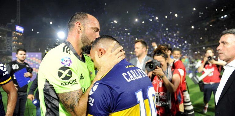 Marcos junto a Tevez la noche de la consagración.