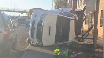 Así quedó la camioneta del joven que evitó atropellar al imprudente peatón en Río Gallegos. Así quedó la camioneta del joven que evitó atropellar al imprudente peatón en Río Gallegos.
