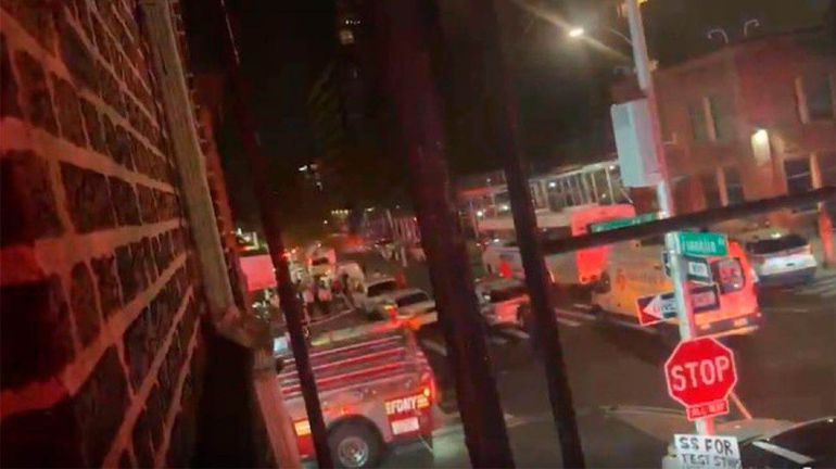 Feroz tiroteo en Nueva York: tres muertos y 11 heridos por un ataque en un restaurante de Brooklyn