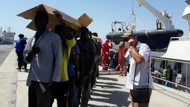 Cientos de inmigrantes africanos naufragan en las costas de Libia para escapar del continente. Hasta allí llegó la médica dermatóloga Fernanda Barral.