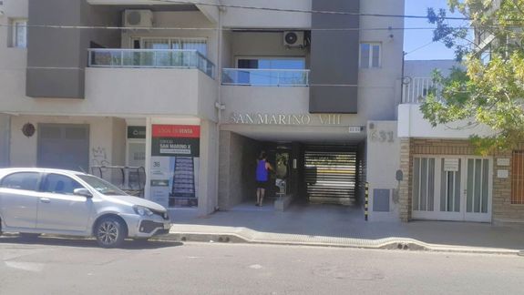 Desesperados: se quedaron encerrados en un edificio del centro y no pueden salir