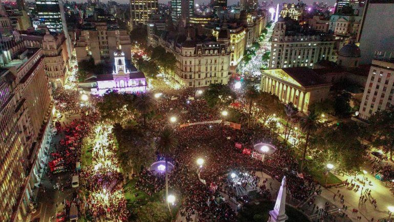 Una multitud marchó a la Plaza de Mayo en el 8M