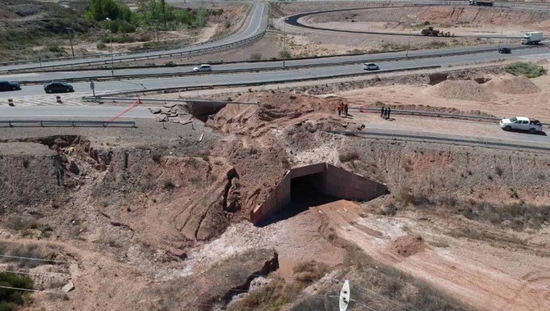 EPAS y Vialidad se pasan la pelota y ninguno se hace cargo del pozo en la Ruta 7