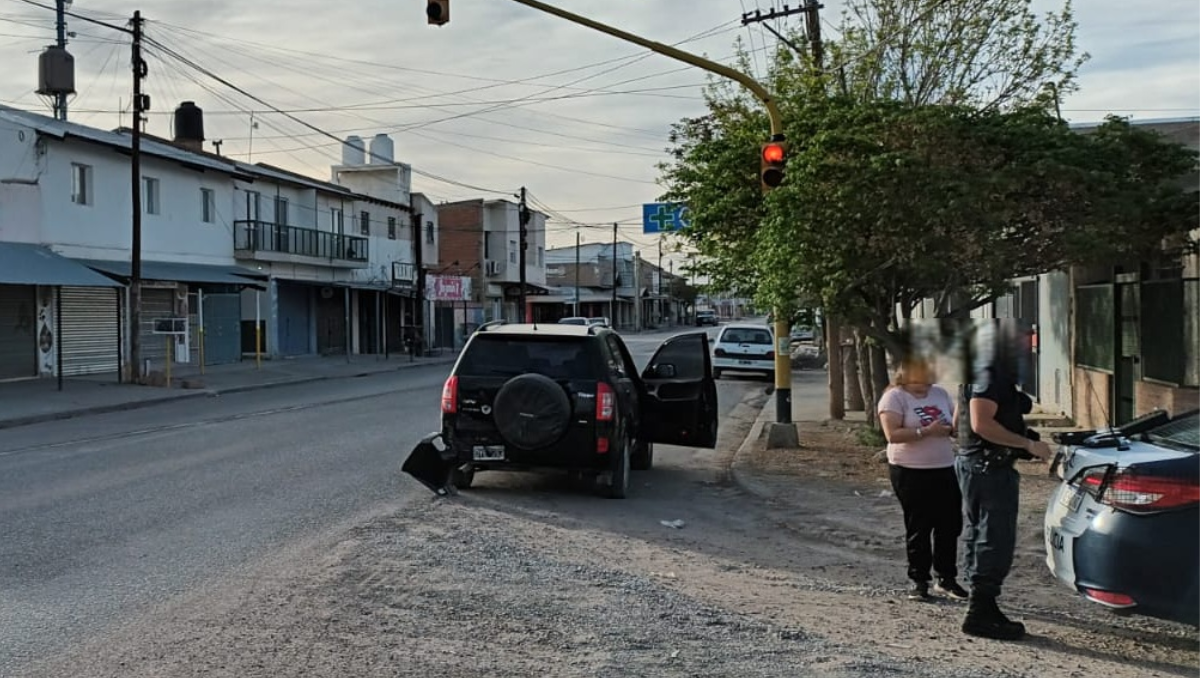 Violento choque a una mujer mientras esperaba en un semáforo en rojo: se dieron a la fuga