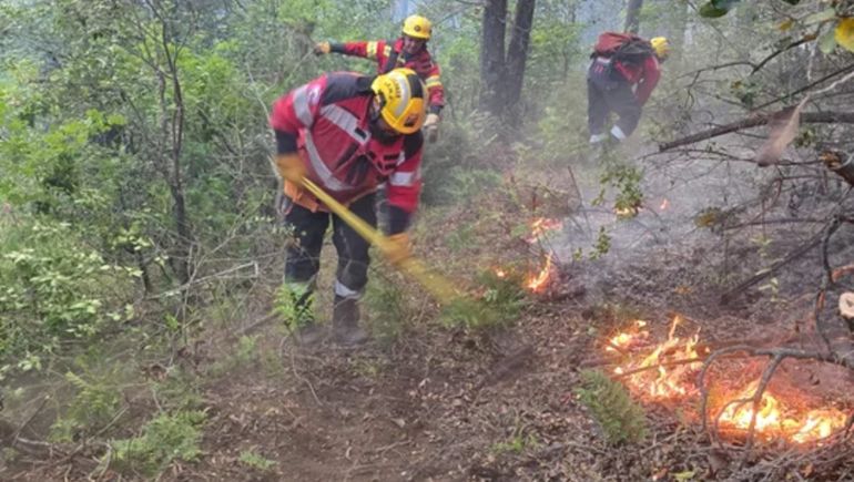 Siguen combatiendo el fuego en Epuyén