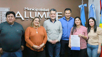 Autoridades provinciales y de Aluminé, durante el anuncio.