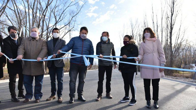 Gaido inauguró el asfalto la calle Tronador en su paso hacia el río Limay