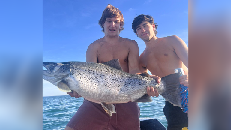 Navegaba con amigos en el Mari Menuco, tiró la caña y de casualidad sacó una trucha gigante