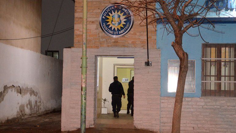 Cayeron dos neuquinos tras robar alcohol y carne en dos locales del centro cipoleño