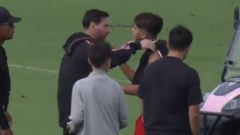 la emocion de los pibes de river al saludar a messi durante un partido de la messi cup la emocion de los pibes de river al saludar a messi durante un partido de la messi cup