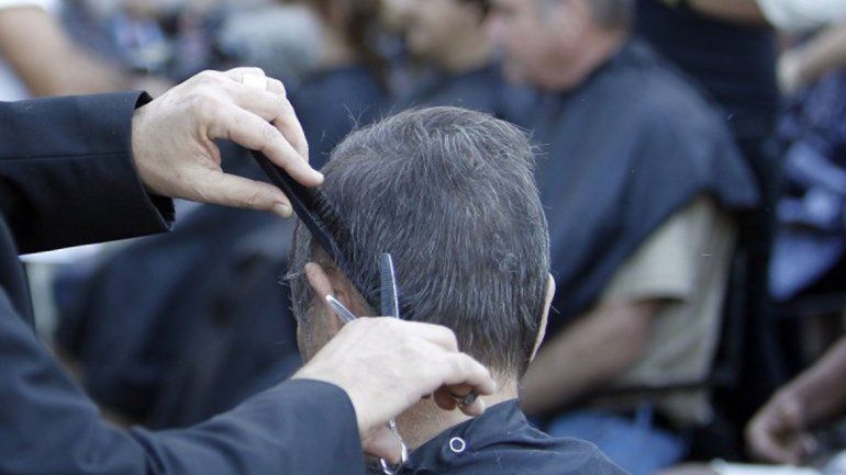 Ofrecerán cortar gratis el cabello  en un barrio  de Cutral Co