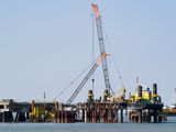 FOTO DE ARCHIVO: Sitio de construcción para una terminal flotante de Gas Natural Licuado (GNL) en el puerto de Wilhelmshaven, Alemania, 16 de agosto de 2022. REUTERS/Fabian Bimmer