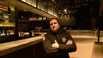 roman, el abogado que no fue, que hace 37 anos se encarga de cuidar al publico y a los artistas