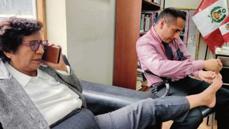 La diputada Lucinda Vásquez fue grabada mientras uno de sus asesores le hacía un pedicure en su despacho. | LM Neuquen La diputada Lucinda Vásquez fue grabada mientras uno de sus asesores le hacía un pedicure en su despacho.