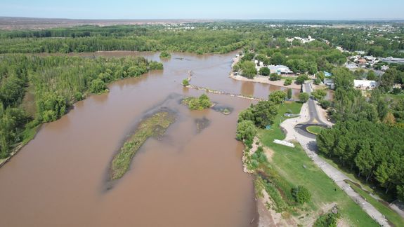 En imágenes: las últimas tormentas cambiaron el color del Limay