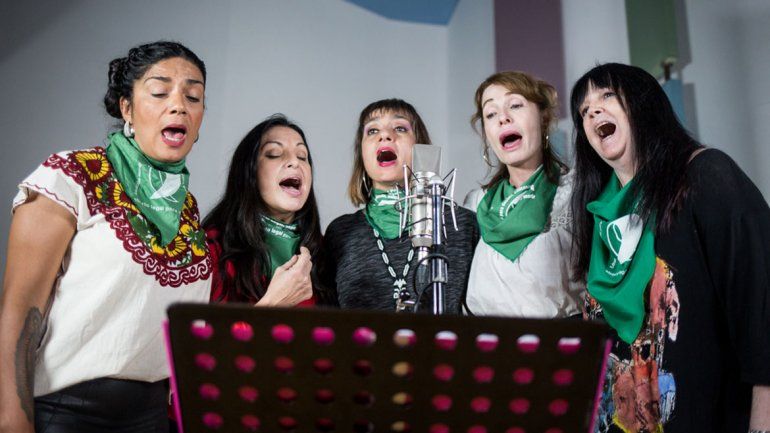 Músicas y artistas reversionaron Bella Ciao por el aborto legal