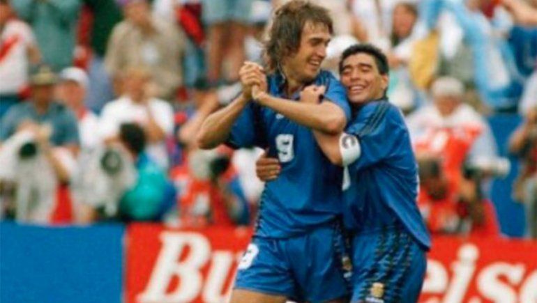 Batistuta y Maradona compartieron titularidad en la selección de Argentina en el Mundial Estados Unidos 1994 | Foto: @GBatistutaOK (Vía Twitter)
