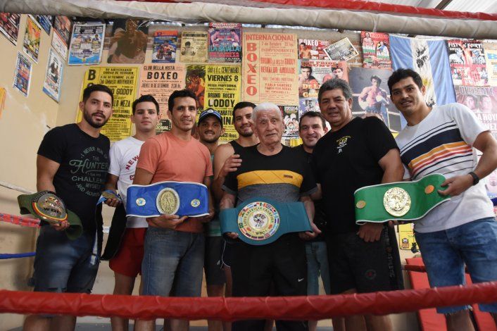 Los integrantes de la Dinastía Godoy con el maestro Enrique Duarte.&nbsp;