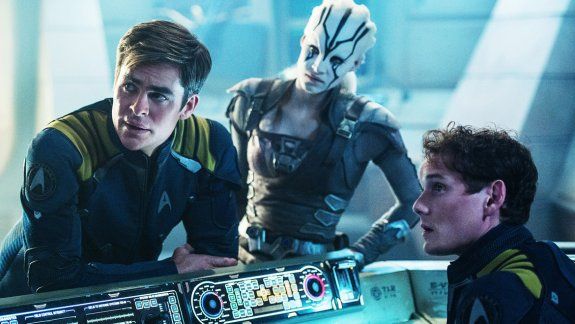 Chris Pine regresa con un clásico de ciencia ficción que, pese a la renovación, mantiene intacta la esencia de sus orígenes.