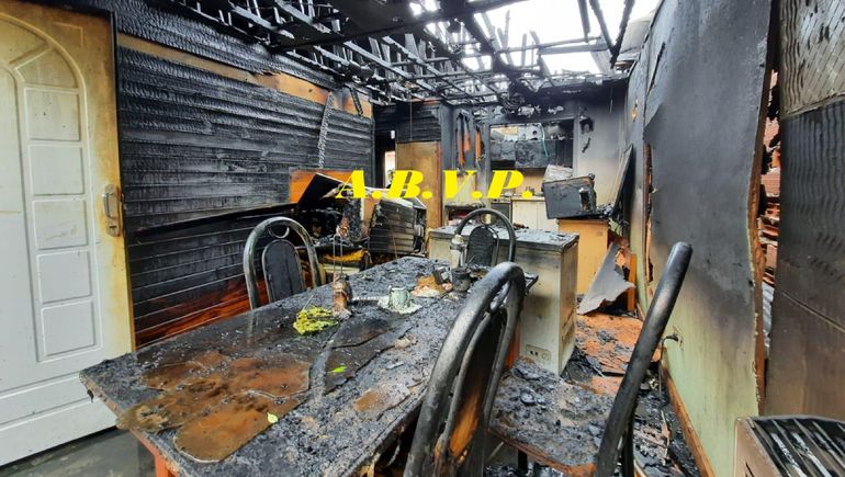Los daños fueron totales y los moradores se quedaron solo con lo puesto. (Foto: Gentileza Bomberos Voluntarios de Plottier) Los daños fueron totales y los moradores se quedaron solo con lo puesto. (Foto: Gentileza Bomberos Voluntarios de Plottier)