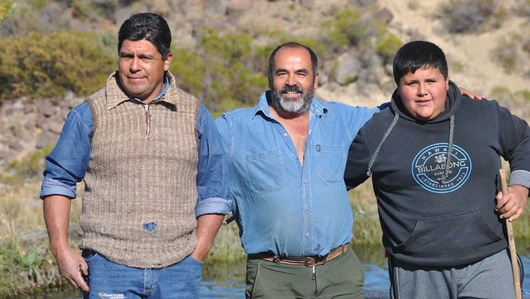 Los productores de truchas: los Painemilla, padre e hijo y el agrónomo Ariel Bezoky. Los productores de truchas: los Painemilla, padre e hijo y el agrónomo Ariel Bezoky.
