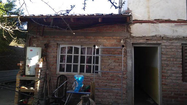 Pareja de jubilados tuvo que evacuar su casa porque se les partió al medio