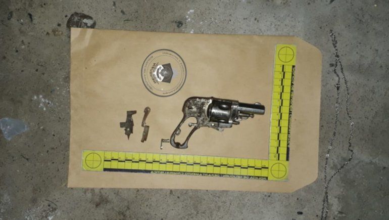 Iban por un robo y dieron con un arma y marihuana