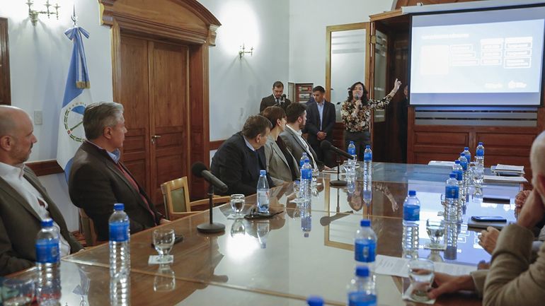 El gobierno de Rolando Figueroa impulsó las becas Gregorio Álvarez a estudiantes de toda la provincia