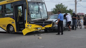 ¡Lo que faltaba! Fuerte choque entre un interno de Autobuses y una camioneta