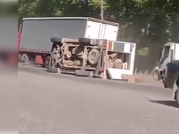 El siniestro se produjo a la altura de General Roca y la pérdida de la carga generó inconvenientes en el tránsito. El siniestro se produjo a la altura de General Roca y la pérdida de la carga generó inconvenientes en el tránsito.