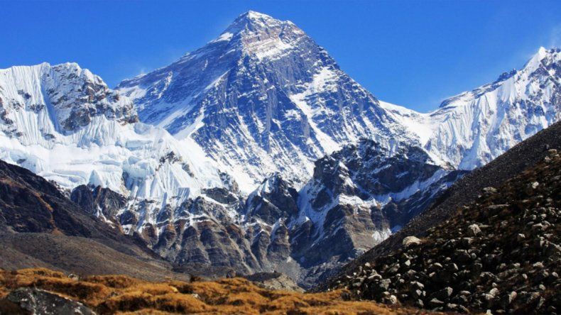 Cuatro alpinistas muertos en el Everest