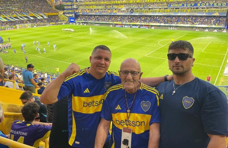 Bienvenido y sus sobrinos: tres camisetas de Boca Juniors, de Comodoro Rivadavia, en la Bombonera. Bienvenido y sus sobrinos: tres camisetas de Boca Juniors, de Comodoro Rivadavia, en la Bombonera.