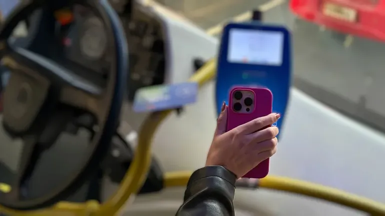 Desde hace varios meses, se puede pagar el subte o el colectivo directamente desde el celular. Desde hace varios meses, se puede pagar el subte o el colectivo directamente desde el celular.