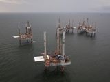 FOTO DE ARCHIVO: Plataformas petrolíferas en desuso en el Golfo de México, cerca de Port Fourchon, Louisiana, 11 de agosto de 2010.  REUTERS/Lee Celano/Foto de archivo