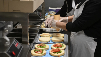 Trabajadores de un local de comidas rápidas en la mira