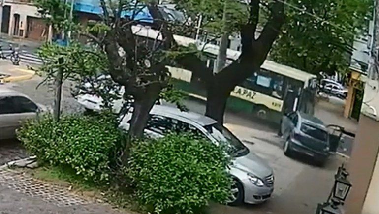 Video: colectivero borracho chocó un auto y mató un hombre