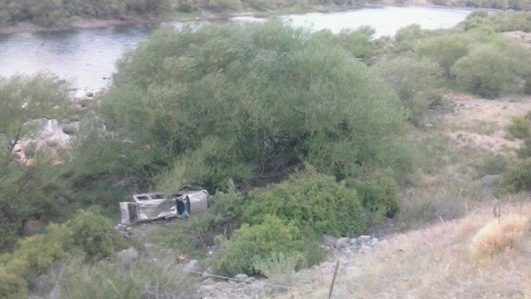 Un muerto al caer un auto por un barranco en Junín de los Andes