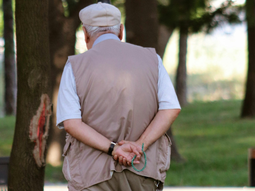 El nieto de 20 años, pretendía que su abuelo que cobra la mínima aporte a sus estudios terciarios por la ausencia de su padre. El nieto de 20 años, pretendía que su abuelo que cobra la mínima aporte a sus estudios terciarios por la ausencia de su padre.
