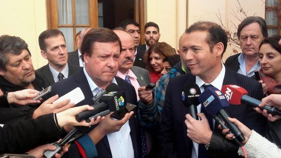 Omar Gutiérrez junto a su par rionegrino, Alberto Weretilneck.