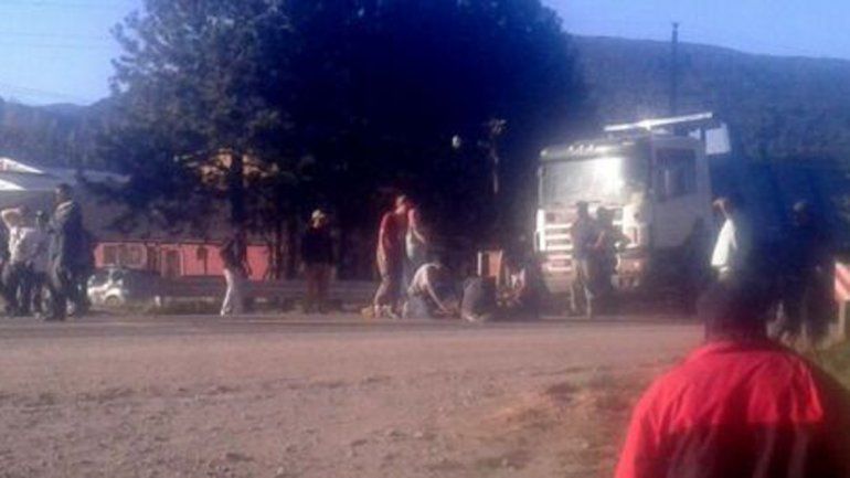 Camión atropelló a una embarazada que cruzaba la Ruta 40