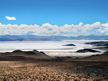 Sal de Oro está ubicado en el Salar del Hombre Muerto, límite entre las provincias de Salta y Catamarca