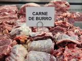Pese al éxito de ventas en Trelew, el Código Alimentario prohíbe el consumo de carne de burro.