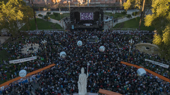 La Vigilia por la Identidad en la víspera del día de la Memoria tuvo una masiva convocatoria. Foto: Clarín La Vigilia por la Identidad en la víspera del día de la Memoria tuvo una masiva convocatoria. Foto: Clarín