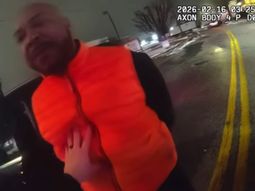 El video muestra el momento en que Samuel Brown es golpeado por el policía. El video muestra el momento en que Samuel Brown es golpeado por el policía.