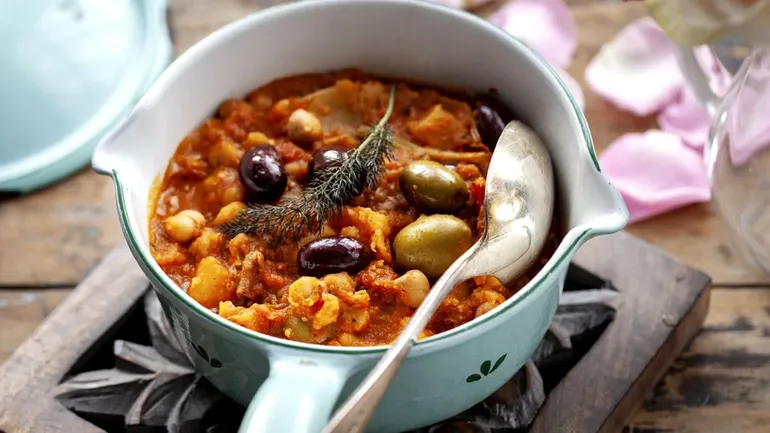 Cazuela de garbanzos. Sabor y textura para disfrutar. Cazuela de garbanzos. Sabor y textura para disfrutar.