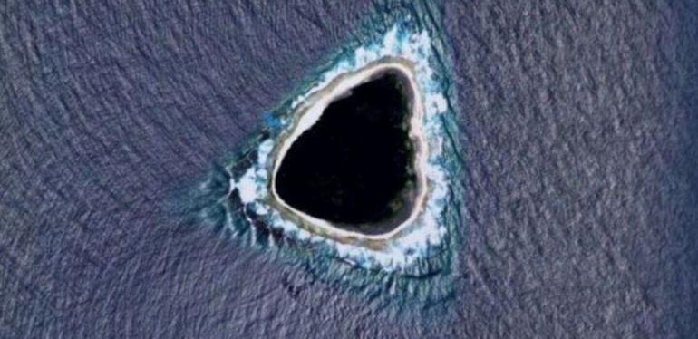 La imagen del agujero negro en medio del mar mostrada por Google Maps. La imagen del agujero negro en medio del mar mostrada por Google Maps.