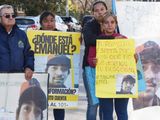 Familiares de Emanuel Centeno en la Fiscalía de Trelew, Chubut.