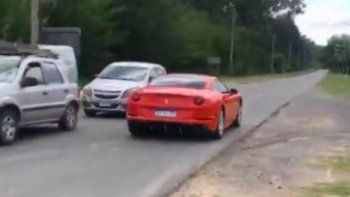La Ferrari roja con la que Tevez fue al entrenamiento. La Ferrari roja con la que Tevez fue al entrenamiento.