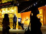 FOTO DE ARCHIVO: Clientes con mascarillas tras el brote de COVID-19 pasan por delante de una tienda de la marca de lujo francesa Louis Vuitton dentro de un centro comercial en Pekín, China. 19 de