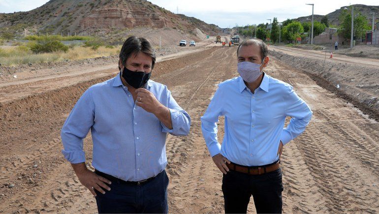 Gaido y Gutiérrez durante el recorrido de obras de la calle Huilen.